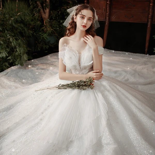 Chic / Belle Blanche La Mariée Robe De Mariée 2020 Robe Boule De l'épaule Manches Courtes Dos Nu Glitter Tulle Cathedral Train Volants