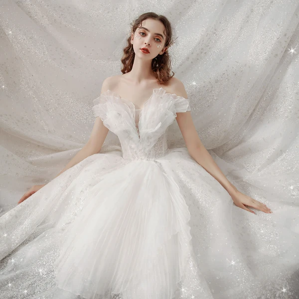 Chic / Belle Blanche La Mariée Robe De Mariée 2020 Robe Boule De l'épaule Manches Courtes Dos Nu Glitter Tulle Cathedral Train Volants