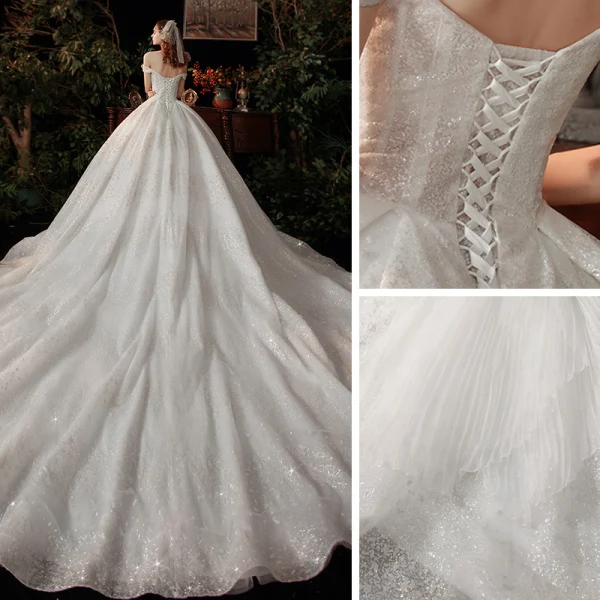 Chic / Belle Blanche La Mariée Robe De Mariée 2020 Robe Boule De l'épaule Manches Courtes Dos Nu Glitter Tulle Cathedral Train Volants