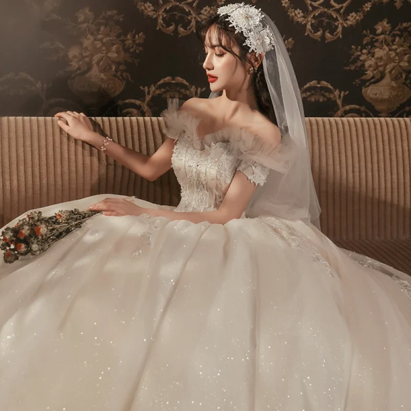 Römisch Champagner Hochzeits Brautkleider / Hochzeitskleider 2020 Ballkleid Off Shoulder Kurze Ärmel Rückenfreies Applikationen Spitze Perlenstickerei Glanz Tülle Kathedrale Schleppe Rüschen