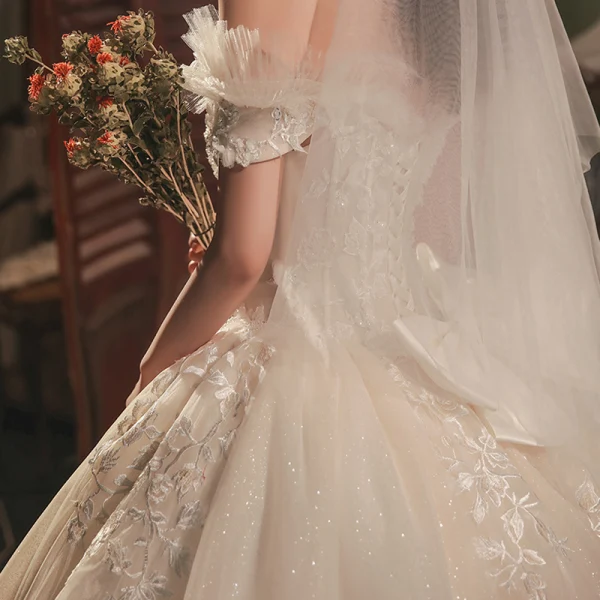 Römisch Champagner Hochzeits Brautkleider / Hochzeitskleider 2020 Ballkleid Off Shoulder Kurze Ärmel Rückenfreies Applikationen Spitze Perlenstickerei Glanz Tülle Kathedrale Schleppe Rüschen
