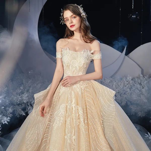 Elegante Champagner Hochzeits Brautkleider / Hochzeitskleider 2020 Ballkleid Off Shoulder Kurze Ärmel Rückenfreies Applikationen Spitze Pailletten Glanz Tülle Kathedrale Schleppe Rüschen