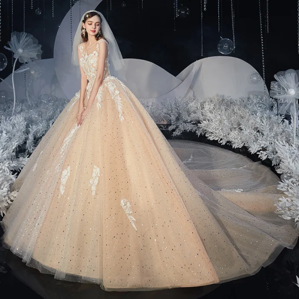 Romantisch Champagner Hochzeits Brautkleider / Hochzeitskleider 2020 Ballkleid Durchsichtige Eckiger Ausschnitt Ärmellos Rückenfreies Applikationen Spitze Pailletten Glanz Tülle Kathedrale Schleppe