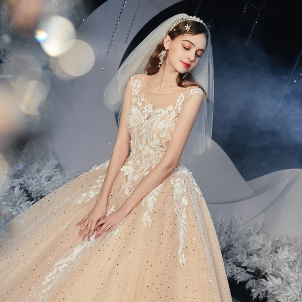 Romantisch Champagner Hochzeits Brautkleider / Hochzeitskleider 2020 Ballkleid Durchsichtige Eckiger Ausschnitt Ärmellos Rückenfreies Applikationen Spitze Pailletten Glanz Tülle Kathedrale Schleppe