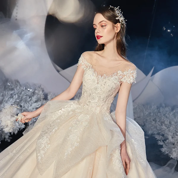 Romantique Champagne La Mariée Robe De Mariée 2020 Princesse Transparentes Encolure Dégagée Sans Manches Dos Nu Appliques En Dentelle Perlage Glitter Tulle Chapel Train Volants