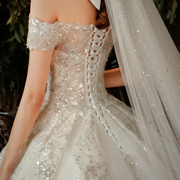 Chic / Belle Champagne La Mariée Robe De Mariée 2020 Robe Boule De l'épaule Manches Courtes Dos Nu Appliques Paillettes Cathedral Train Volants