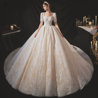 Vintage Originale Champagne La Mariée Robe De Mariée 2020 Robe Boule Encolure Carrée Manches Courtes Dos Nu Glitter Appliques En Dentelle Cathedral Train Volants