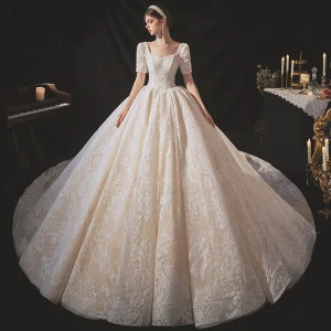 Vintage Champagne Bruids Trouwjurken 2020 Baljurk Vierkante Halslijn Korte Mouwen Ruglooze Glans Appliques Kant Cathedral Train Ruche