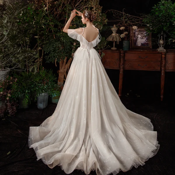 Champagner Garten / Im Freien Leichtes Brautkleider / Hochzeitskleider 2020 A Linie Spaghettiträger Kurze Ärmel Rückenfreies Glanz Tülle Sweep / Pinsel Zug Rüschen