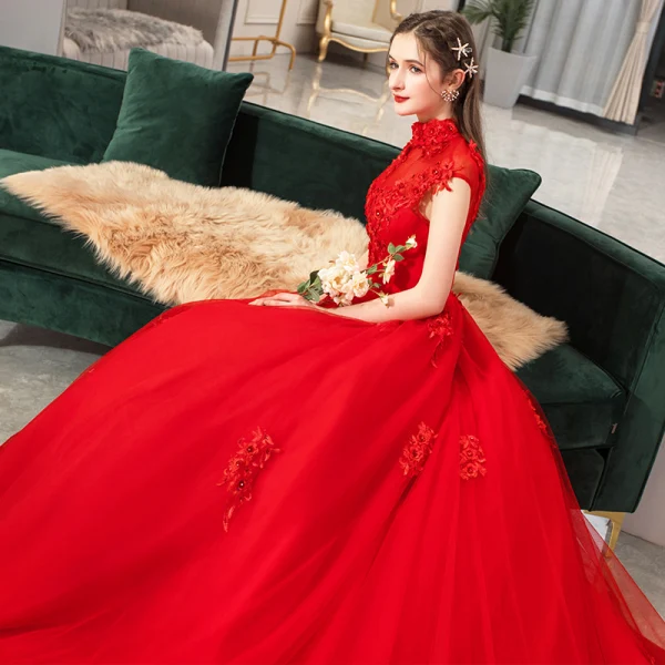 Style Chinois Rouge La Mariée Robe De Mariée 2020 Robe Boule Transparentes Col Haut Sans Manches Dos Nu Appliques En Dentelle Perlage Cathedral Train Volants