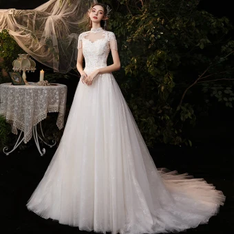Abordable Champagne Jardin Extérieur Robe De Mariée 2020 Princesse Transparentes Col Haut Sans Manches Dos Nu En Dentelle Appliques Perlage Gland Train De Balayage Volants