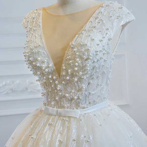Luxe Ivoire La Mariée Robe De Mariée 2020 Robe Boule Transparentes Col v profond Sans Manches Dos Nu Appliques En Dentelle Perlage Perle Noeud Ceinture