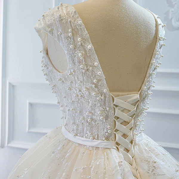 Luxe Ivoire La Mariée Robe De Mariée 2020 Robe Boule Transparentes Col v profond Sans Manches Dos Nu Appliques En Dentelle Perlage Perle Noeud Ceinture