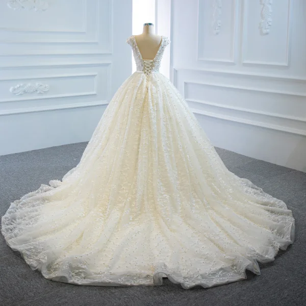 Luxe Ivoire La Mariée Robe De Mariée 2020 Robe Boule Transparentes Col v profond Sans Manches Dos Nu Appliques En Dentelle Perlage Perle Noeud Ceinture