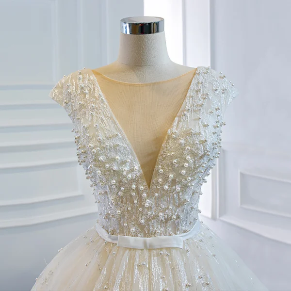 Luxe Ivoire La Mariée Robe De Mariée 2020 Robe Boule Transparentes Col v profond Sans Manches Dos Nu Appliques En Dentelle Perlage Perle Noeud Ceinture