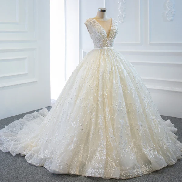 Luxe Ivoire La Mariée Robe De Mariée 2020 Robe Boule Transparentes Col v profond Sans Manches Dos Nu Appliques En Dentelle Perlage Perle Noeud Ceinture