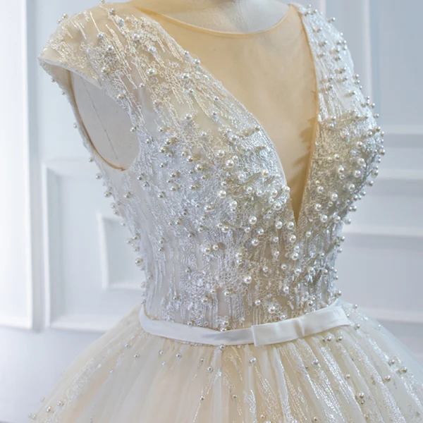 Luxe Ivoire La Mariée Robe De Mariée 2020 Robe Boule Transparentes Col v profond Sans Manches Dos Nu Appliques En Dentelle Perlage Perle Noeud Ceinture