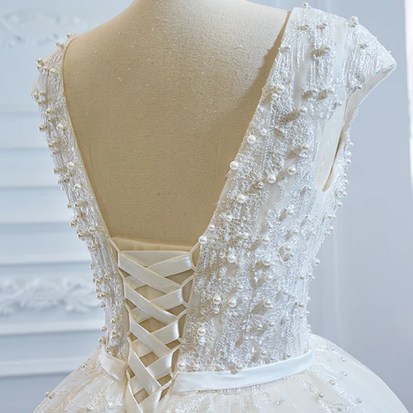 Luxe Ivoire La Mariée Robe De Mariée 2020 Robe Boule Transparentes Col v profond Sans Manches Dos Nu Appliques En Dentelle Perlage Perle Noeud Ceinture