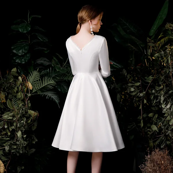 Vintage Elfenben Satin Brud Bröllopsklänningar 2020 Prinsessa V-Hals 3/4 ärm Halterneck Knälång Ruffle