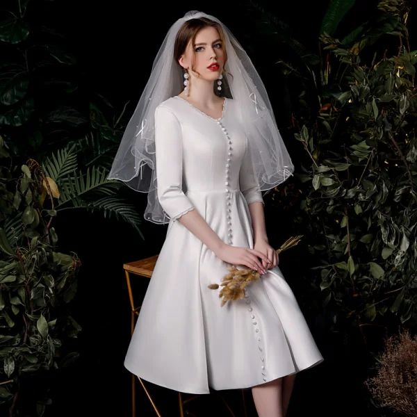 Vintage Elfenben Satin Brud Bröllopsklänningar 2020 Prinsessa V-Hals 3/4 ärm Halterneck Knälång Ruffle