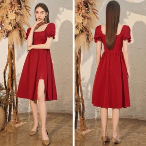 Fine Burgunder Homecoming Graduation Kjoler 2020 Prinsesse Firkantet Hals Puffy Korte Ermer Beading Fendue Devant Knelengde Ryggløse Formelle Kjoler