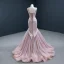 High End Rosa Roter Teppich Abendkleider 2020 Meerjungfrau Schultern Ärmellos Perlenstickerei Sweep / Pinsel Zug Rüschen Rückenfreies Festliche Kleider