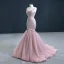 High End Rosa Roter Teppich Abendkleider 2020 Meerjungfrau Schultern Ärmellos Perlenstickerei Sweep / Pinsel Zug Rüschen Rückenfreies Festliche Kleider