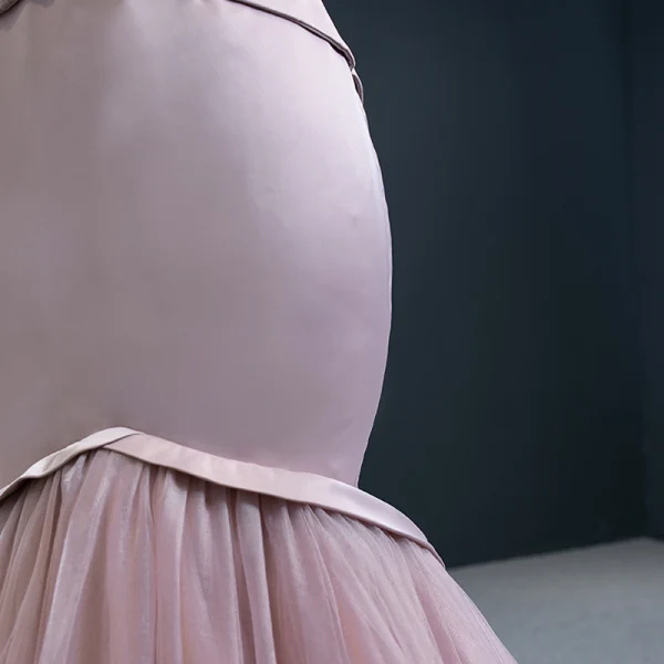 High End Rosa Roter Teppich Abendkleider 2020 Meerjungfrau Schultern Ärmellos Perlenstickerei Sweep / Pinsel Zug Rüschen Rückenfreies Festliche Kleider