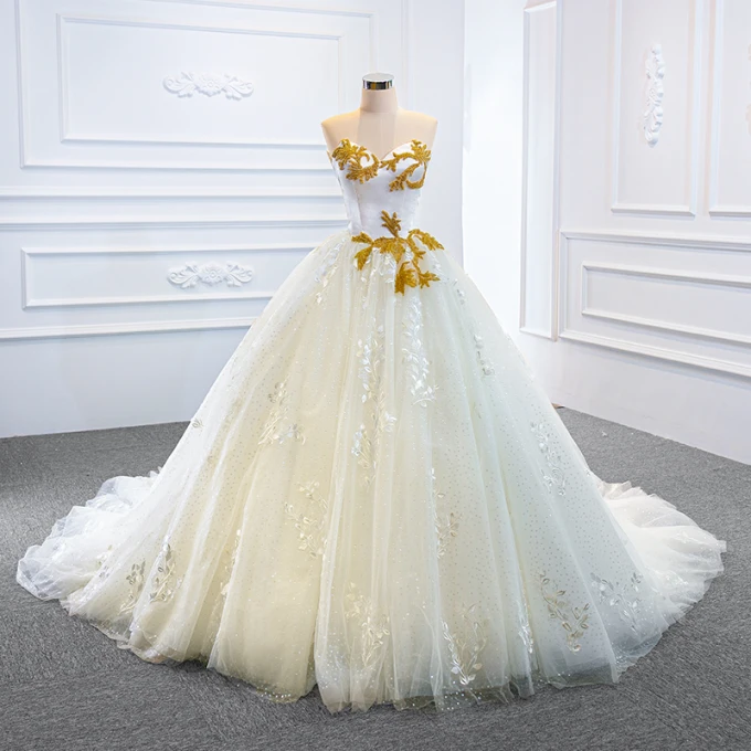 Luksus Hvit Bryllups Brudekjoler 2020 Ballkjole Kjæreste Uten Ermer Ryggløse Appliques Blonder Håndlaget Beading Chapel Train