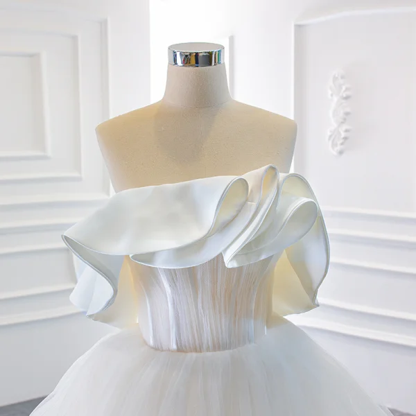 Modest / Simple White Satin Bridal Wedding Dresses 2020 Ball Gown Strapless Sleeveless Backless Floor-Length / Long Ruffle