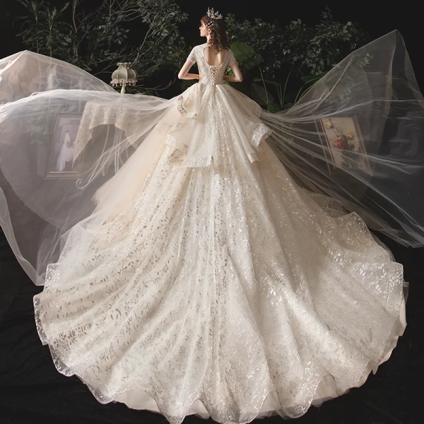 Vintage / Originale Ivoire La Mariée Robe De Mariée 2020 Robe Boule V-Cou Manches Courtes Dos Nu Perlage Appliques Glitter Cathedral Train Volants