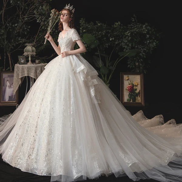 Vintage / Originale Ivoire La Mariée Robe De Mariée 2020 Robe Boule V-Cou Manches Courtes Dos Nu Perlage Appliques Glitter Cathedral Train Volants