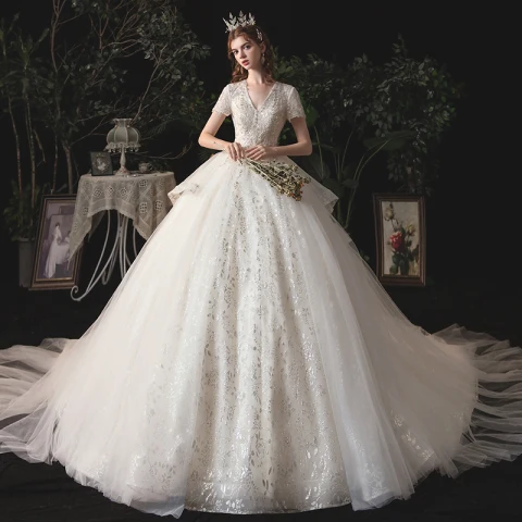 Vintage Marfil Boda Vestidos De Novia 2020 Ball Gown V-Cuello Manga Corta Sin Espalda Rebordear Apliques Glitter Cathedral Train Ruffle
