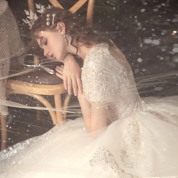 Vintage / Originale Ivoire La Mariée Robe De Mariée 2020 Robe Boule V-Cou Manches Courtes Dos Nu Perlage Appliques Glitter Cathedral Train Volants