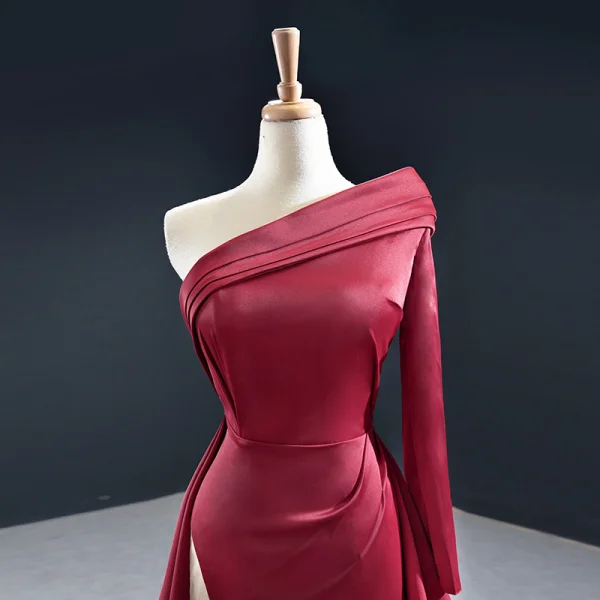 Schlicht Burgunderrot Satin Roter Teppich Abendkleider 2020 A Linie One-Shoulder Lange Ärmel Gespaltete Front Hof-Schleppe Rückenfreies Festliche Kleider