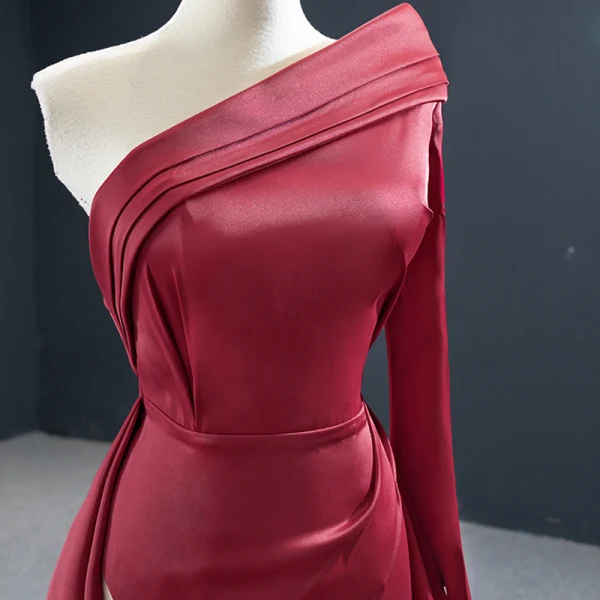 Schlicht Burgunderrot Satin Roter Teppich Abendkleider 2020 A Linie One-Shoulder Lange Ärmel Gespaltete Front Hof-Schleppe Rückenfreies Festliche Kleider