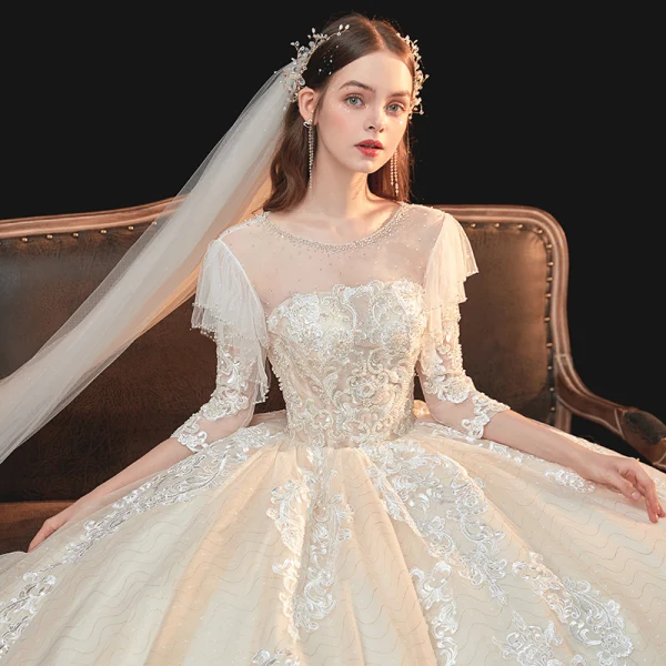 Chic / Belle Champagne La Mariée Robe De Mariée 2020 Robe Boule Transparentes Encolure Dégagée 3/4 Manches Dos Nu Appliques En Dentelle Faux Diamant Perlage Glitter Tulle Chapel Train Volants