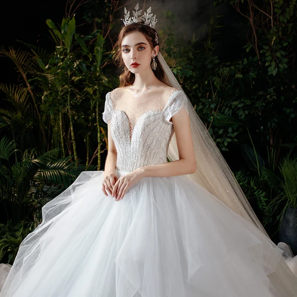 Romantique Blanche La Mariée Robe De Mariée 2020 Robe Boule Transparentes Encolure Dégagée Manches Courtes Dos Nu Perlage Glitter Tulle Cathedral Train Volants