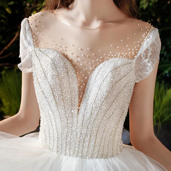 Romantique Blanche La Mariée Robe De Mariée 2020 Robe Boule Transparentes Encolure Dégagée Manches Courtes Dos Nu Perlage Glitter Tulle Cathedral Train Volants