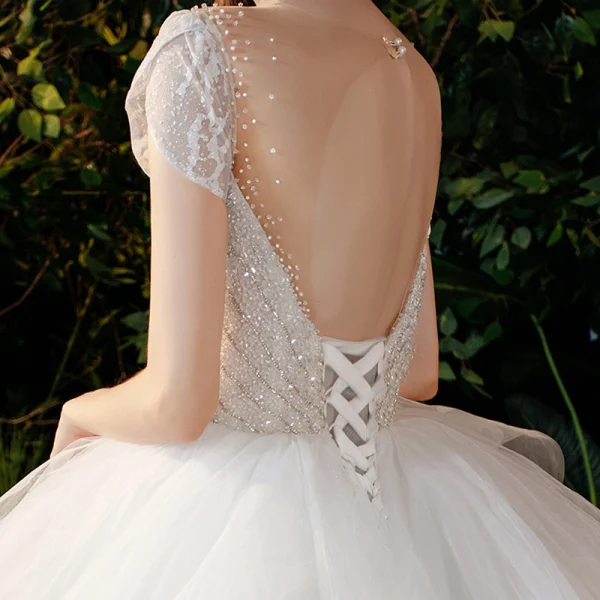 Romantique Blanche La Mariée Robe De Mariée 2020 Robe Boule Transparentes Encolure Dégagée Manches Courtes Dos Nu Perlage Glitter Tulle Cathedral Train Volants
