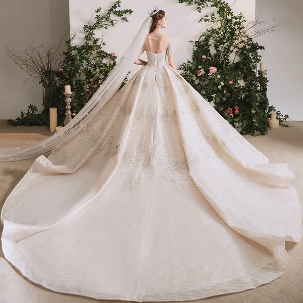 Luxe Champagne La Mariée Robe De Mariée 2020 Robe Boule Transparentes Encolure Dégagée Manches Courtes Dos Nu Fait main Perlage Paillettes Glitter Tulle Cathedral Train Volants