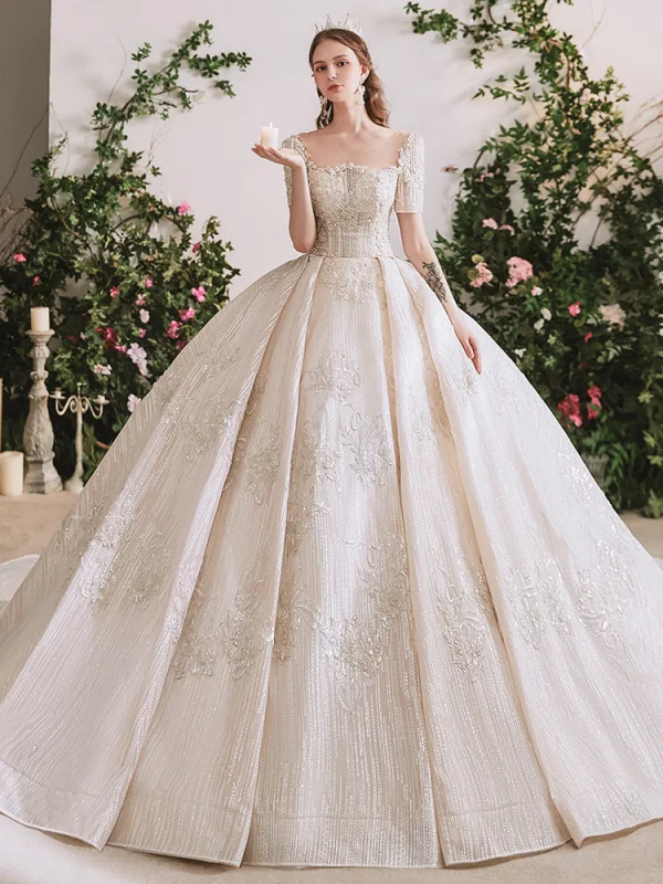 Luxe Champagne La Mariée Robe De Mariée 2020 Robe Boule Transparentes Encolure Dégagée Manches Courtes Dos Nu Fait main Perlage Paillettes Glitter Tulle Cathedral Train Volants