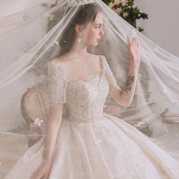 Luxe Champagne La Mariée Robe De Mariée 2020 Robe Boule Transparentes Encolure Dégagée Manches Courtes Dos Nu Fait main Perlage Paillettes Glitter Tulle Cathedral Train Volants
