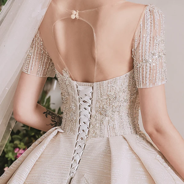 Luxe Champagne La Mariée Robe De Mariée 2020 Robe Boule Transparentes Encolure Dégagée Manches Courtes Dos Nu Fait main Perlage Paillettes Glitter Tulle Cathedral Train Volants