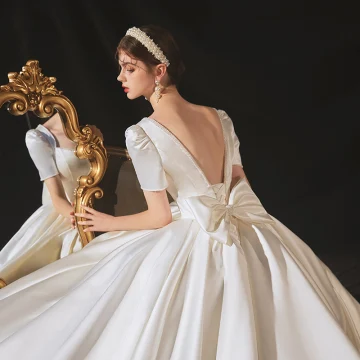 Vintage Originale Ivoire Satin La Mariée Robe De Mariée 2020 Robe Boule Encolure Carrée Manches Courtes Dos Nu Noeud Perlage Perle Cathedral Train Volants