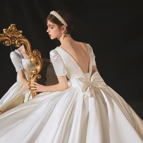 Vintage Ivory / Creme Satin Hochzeits Brautkleider / Hochzeitskleider 2020 Ballkleid Eckiger Ausschnitt Kurze Ärmel Rückenfreies Schleife Perlenstickerei Perle Kathedrale Schleppe Rüschen