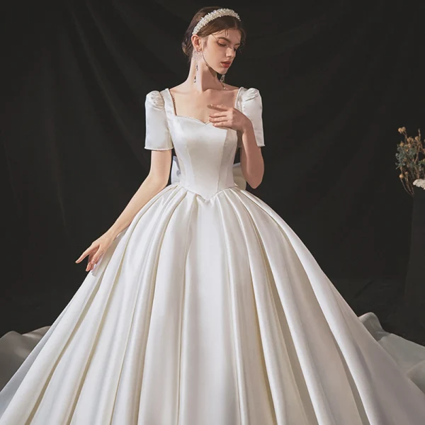 Vintage / Originale Ivoire Satin La Mariée Robe De Mariée 2020 Robe Boule Encolure Carrée Manches Courtes Dos Nu Noeud Perlage Perle Cathedral Train Volants