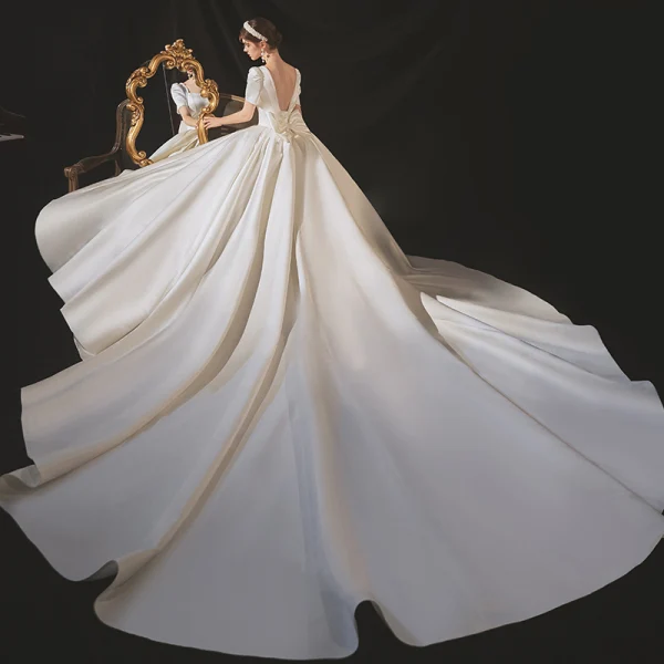 Vintage / Originale Ivoire Satin La Mariée Robe De Mariée 2020 Robe Boule Encolure Carrée Manches Courtes Dos Nu Noeud Perlage Perle Cathedral Train Volants