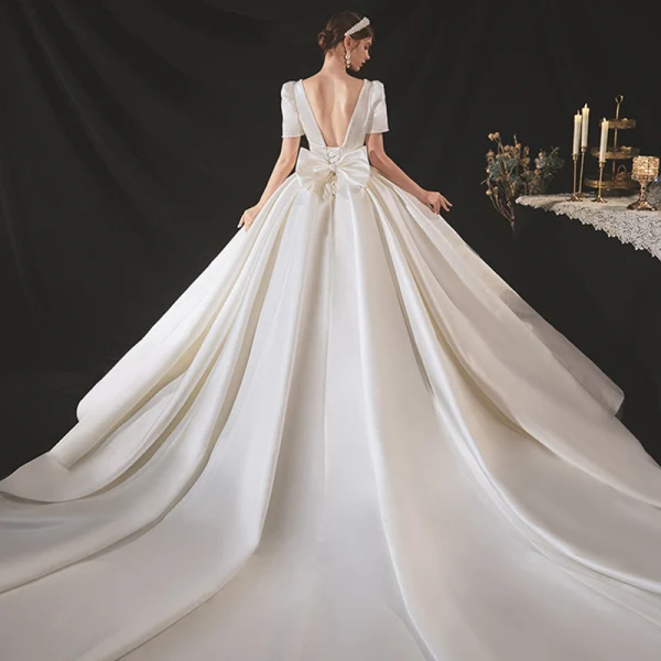 Vintage / Originale Ivoire Satin La Mariée Robe De Mariée 2020 Robe Boule Encolure Carrée Manches Courtes Dos Nu Noeud Perlage Perle Cathedral Train Volants