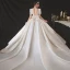 Vintage / Originale Ivoire Satin La Mariée Robe De Mariée 2020 Robe Boule Encolure Carrée Manches Courtes Dos Nu Noeud Perlage Perle Cathedral Train Volants